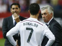 Carlo Ancelotti dialoga con Cristiano Ronaldo; Fernando Hierro (atrás) los observa. AP /