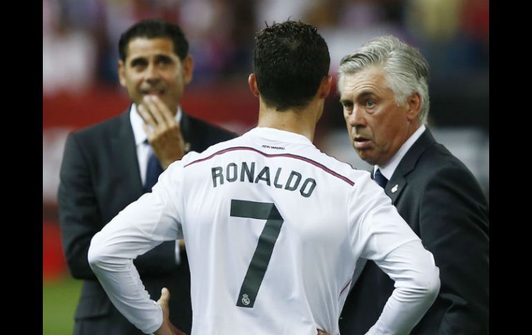 Carlo Ancelotti dialoga con Cristiano Ronaldo; Fernando Hierro (atrás) los observa. AP /