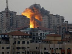 Una explosión se produce en una torre de departamentos en Gaza luego de un ataque aéreo israelí. AP /