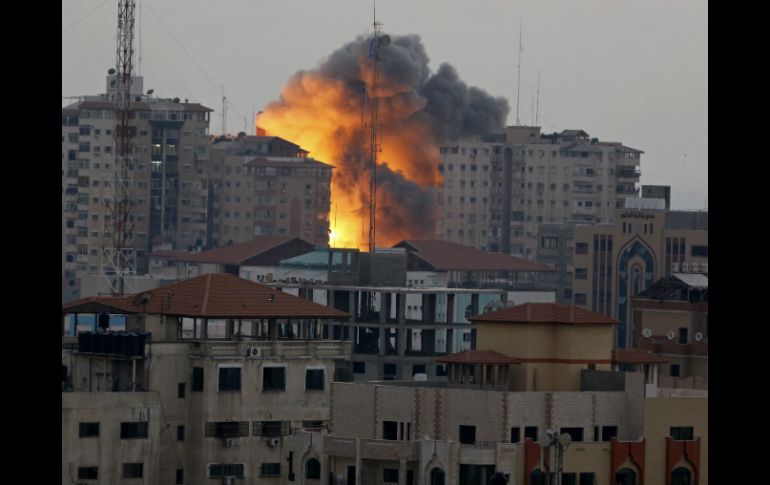 Una explosión se produce en una torre de departamentos en Gaza luego de un ataque aéreo israelí. AP /