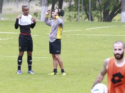 Durante el entrenamiento Fidel Martínez y Alfonso Sosa; el puesto del técnico hasta ahora firme dependerá del resultado venidero. ARCHIVO /