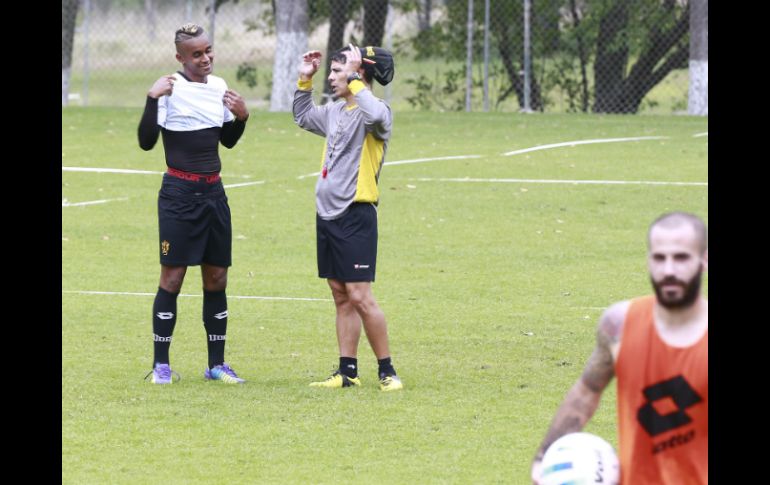 Durante el entrenamiento Fidel Martínez y Alfonso Sosa; el puesto del técnico hasta ahora firme dependerá del resultado venidero. ARCHIVO /