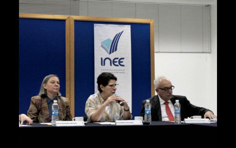 En el INEE, Gilberto Guevara Niebla (d) acusa que continúa la desinformación entorno a la reforma educativa de manera intencional. ARCHIVO /