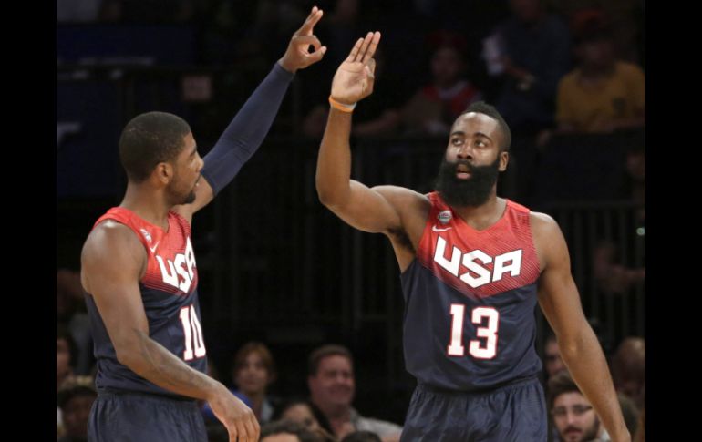 La lista es encabezada por el jugador de Cohetes de Houston, James Harden (d). EFE /