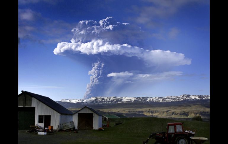 Imagen de una nube de humo y ceniza sobre el volcán Grimsvoetn en Islandia. AFP /