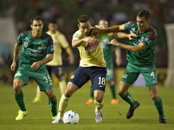 Luis Gabriel Rey  (centro) lucha por quitarse la marca de Armenteros y Dueñas. MEXSPORT /