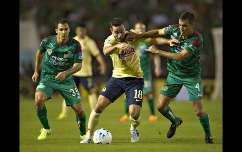 Luis Gabriel Rey  (centro) lucha por quitarse la marca de Armenteros y Dueñas. MEXSPORT /