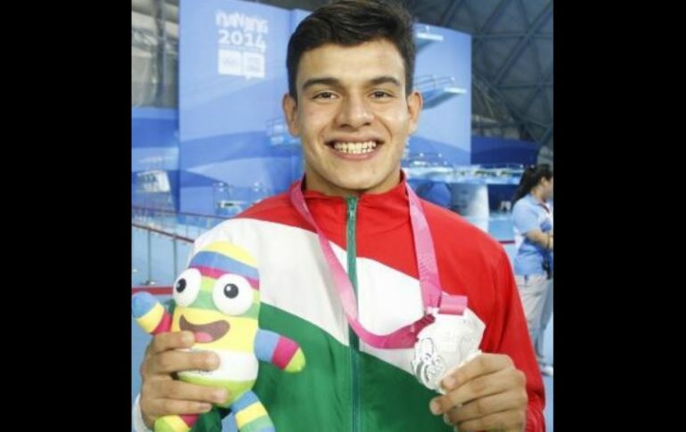 Rodrigo presume su medalla en los Juegos Olímpicos de la Juventud. Foto: @Conade. ESPECIAL /