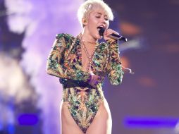 Hace un año Miley Cyrus polemizó la noche de los premios gracias a su provocativo baile junto a Robin Thicke. ARCHIVO /