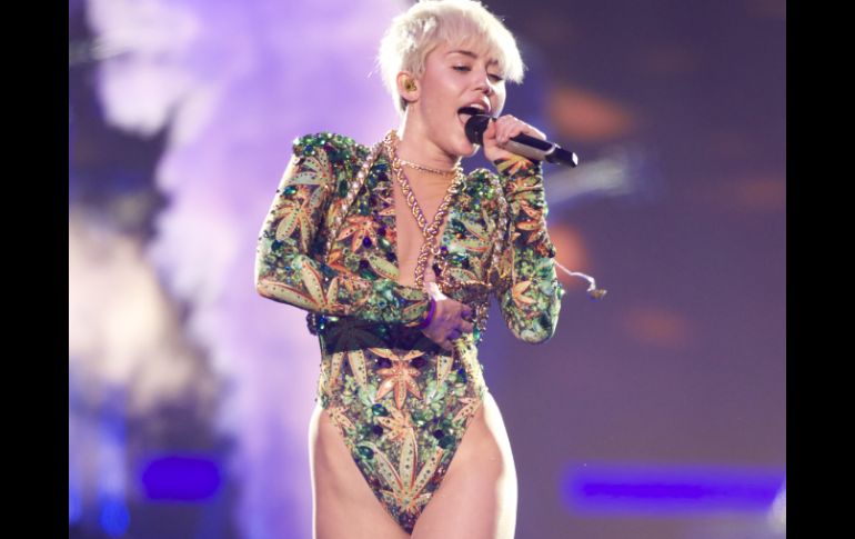 Hace un año Miley Cyrus polemizó la noche de los premios gracias a su provocativo baile junto a Robin Thicke. ARCHIVO /