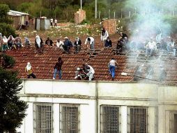 La prensa difundió que al menos 30 presos se subieron a la azotea del edificio. ARCHIVO /