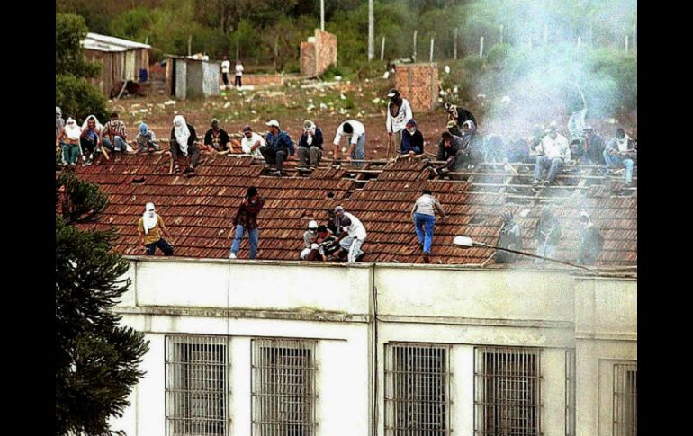 La prensa difundió que al menos 30 presos se subieron a la azotea del edificio. ARCHIVO /