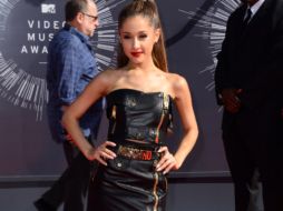 Ariana Grande es la encargada de abrir los premios. AP /