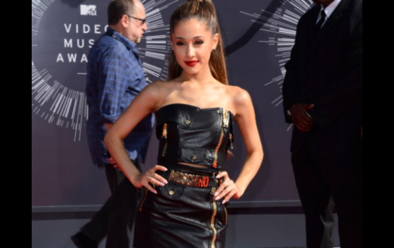 Ariana Grande es la encargada de abrir los premios. AP /