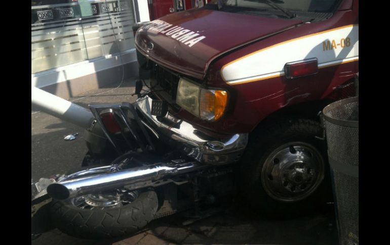 El accidente ocurrió en el cruce de la calle Independencia y Calzada Independencia. ESPECIAL /