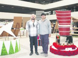 LOS CREADORES. El Arquitecto Joaquín Homs quien diseñó las sillas, acompañando al alumno Brando V. Jiménez Torres.  /