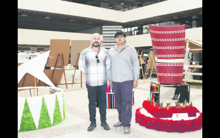 LOS CREADORES. El Arquitecto Joaquín Homs quien diseñó las sillas, acompañando al alumno Brando V. Jiménez Torres.  /