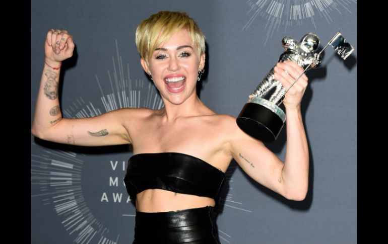 Miley Cyrus se llevó el máxim galardón de los MTV Video Music Awards 2014. AFP /