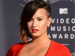 Demi Lovato llevó un sensual vestido color rojo llamativo escote en 'V'. AP /