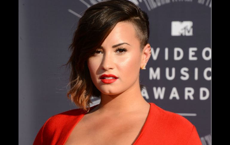 Demi Lovato llevó un sensual vestido color rojo llamativo escote en 'V'. AP /