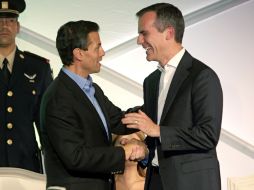 El alcalde de Los Angeles Eric Garcetti (d), recibe al Presidente Enrique Peña Nieto (i). AP /