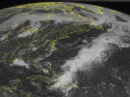 El lunes por la noche el huracán tenía su centro unos 1.065 kilómetros al suroeste de Bermudas. AP /