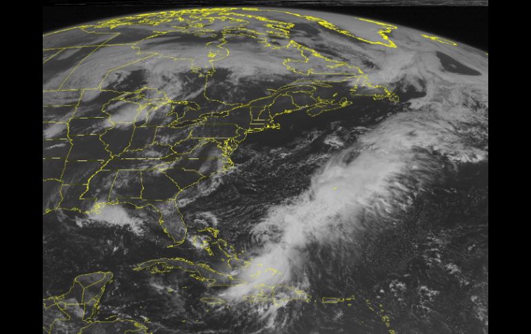 El lunes por la noche el huracán tenía su centro unos 1.065 kilómetros al suroeste de Bermudas. AP /