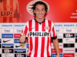 Guardado ya portó la playera Rojiblanca de su nuevo equipo. Foto: @PSV. ESPECIAL /