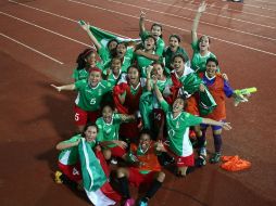 Las chicas del equipo femenil de futbol festejan haber ganado el tercer lugar. Foto: @Conade. ESPECIAL /