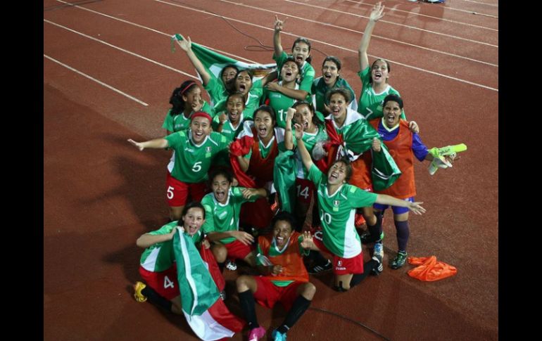 Las chicas del equipo femenil de futbol festejan haber ganado el tercer lugar. Foto: @Conade. ESPECIAL /