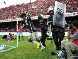 La afición veracruzana arrojó objetos desde la tribuna a Reyna y éste respondió con un gesto obsceno. MEXSPORT /