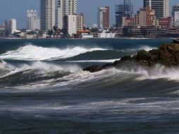 Vista general del fuerte oleaje en el puerto de Mazatlán afectado por el huracán 'Marie'. EFE /