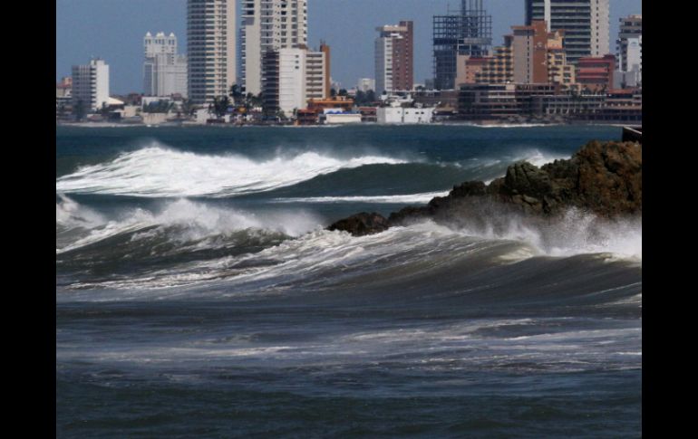 Vista general del fuerte oleaje en el puerto de Mazatlán afectado por el huracán 'Marie'. EFE /