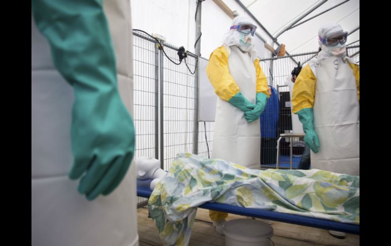 Enfermeros entrenan con un maniquí sobre el trato a un paciente con ébola. AP /