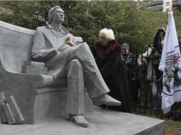 Se devela una estatua del escritor en la Biblioteca Nacional, a pocas cuadras del museo donde se llevó a cabo la exposición. EFE /