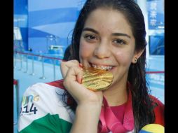 Alejandra compartió su alegría con la delegación, al ganar el primer metal dorado para México. Foto: @Conade. ESPECIAL /