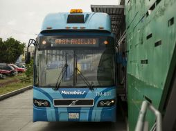 El Macrobús presta el servicio con 41 camiones articulados en la ruta troncal y cuenta con 80 operadores. ARCHIVO /