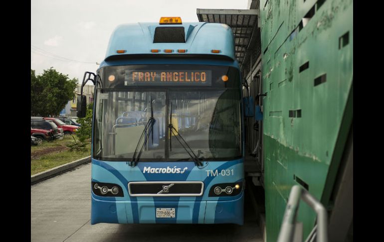 El Macrobús presta el servicio con 41 camiones articulados en la ruta troncal y cuenta con 80 operadores. ARCHIVO /