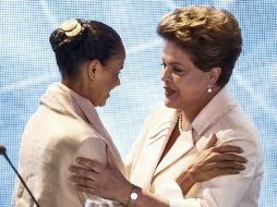 Marina Silva (i) saluda a Dilma Rousseff (d) luego de un debate presidencial. AFP /