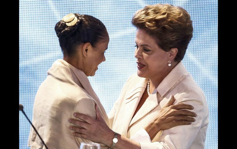 Marina Silva (i) saluda a Dilma Rousseff (d) luego de un debate presidencial. AFP /