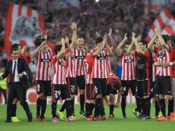 Los jugadores del Athletic de Bilbao celebran con la afición la clasificación del equipo para la Liga de Campeones. EFE /