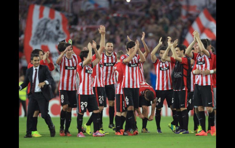 Los jugadores del Athletic de Bilbao celebran con la afición la clasificación del equipo para la Liga de Campeones. EFE /