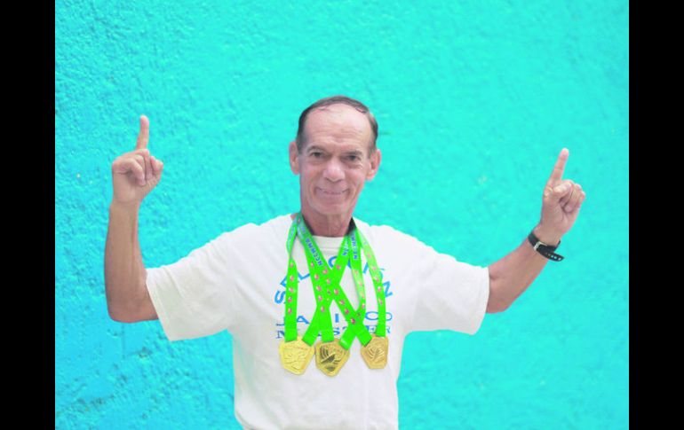 Ejemplo de constancia. Don José Luis López Camarena muestra algunas de las medallas de oro que ha conseguido.  /