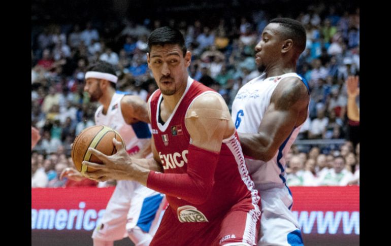 Gustavo Ayón ha liderado a México a la conqusita de los títulos del del FIBA Américas 2013 y al Centrobasket 2014. MEXSPORT /