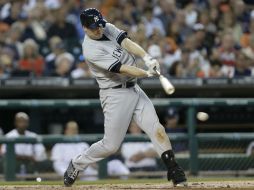 Chase Headley dispara uno de los nueve sencillos que dieron los Yanquis en el tercero. AP /