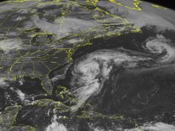 El huracán categoría uno no es amenaza para tierra y se espera que su centro se mueva rápido hacia el Atlántico norte. AP /