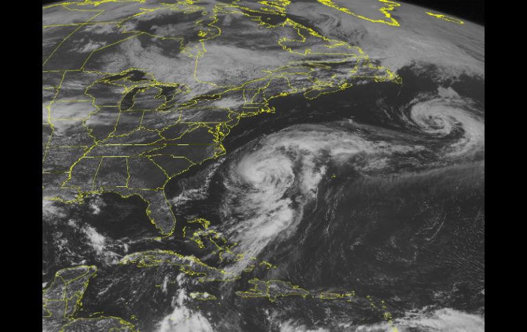 El huracán categoría uno no es amenaza para tierra y se espera que su centro se mueva rápido hacia el Atlántico norte. AP /