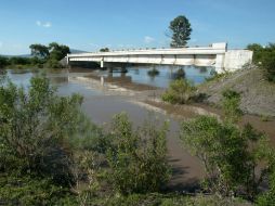 El cuerpo es encontrado a cinco kilómetros del crucero de la carretera Tototlán-Tepatitlán, a la altura del puente Peñuelos. ARCHIVO /