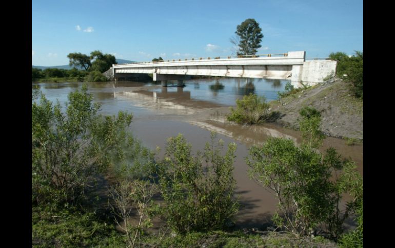 El cuerpo es encontrado a cinco kilómetros del crucero de la carretera Tototlán-Tepatitlán, a la altura del puente Peñuelos. ARCHIVO /