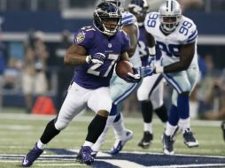 Ray Rice, de los Cuervos fue suspendido dos juegos por golpear a su mujer. AP /